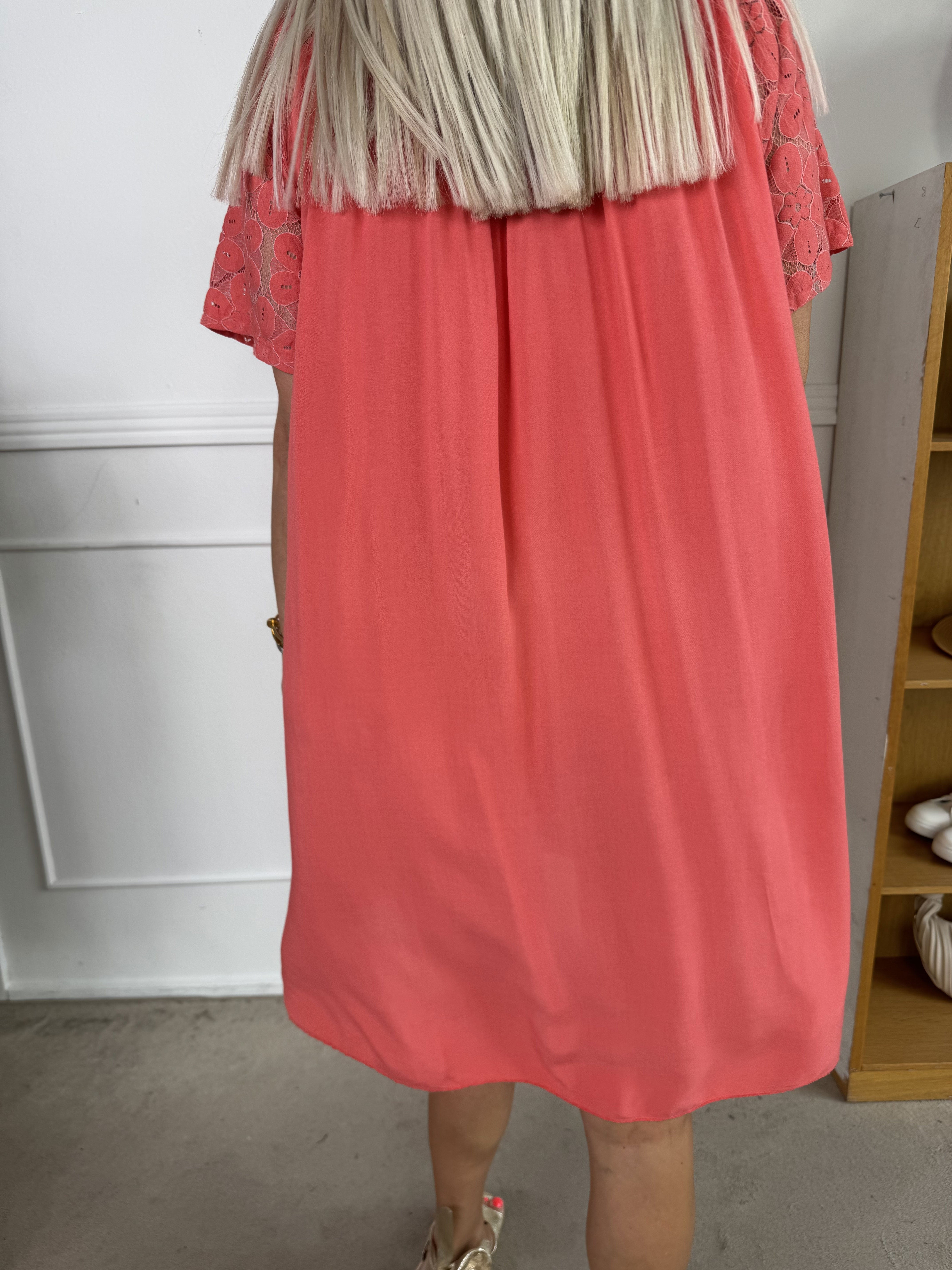 Fjola - Söt tunikaklänning i bomull med spets fram